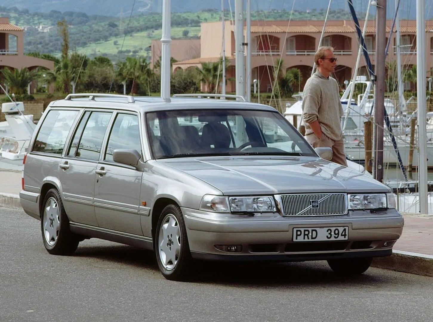 Volvo_960_1_generation_restyling__Estate_5-door__4.jpg