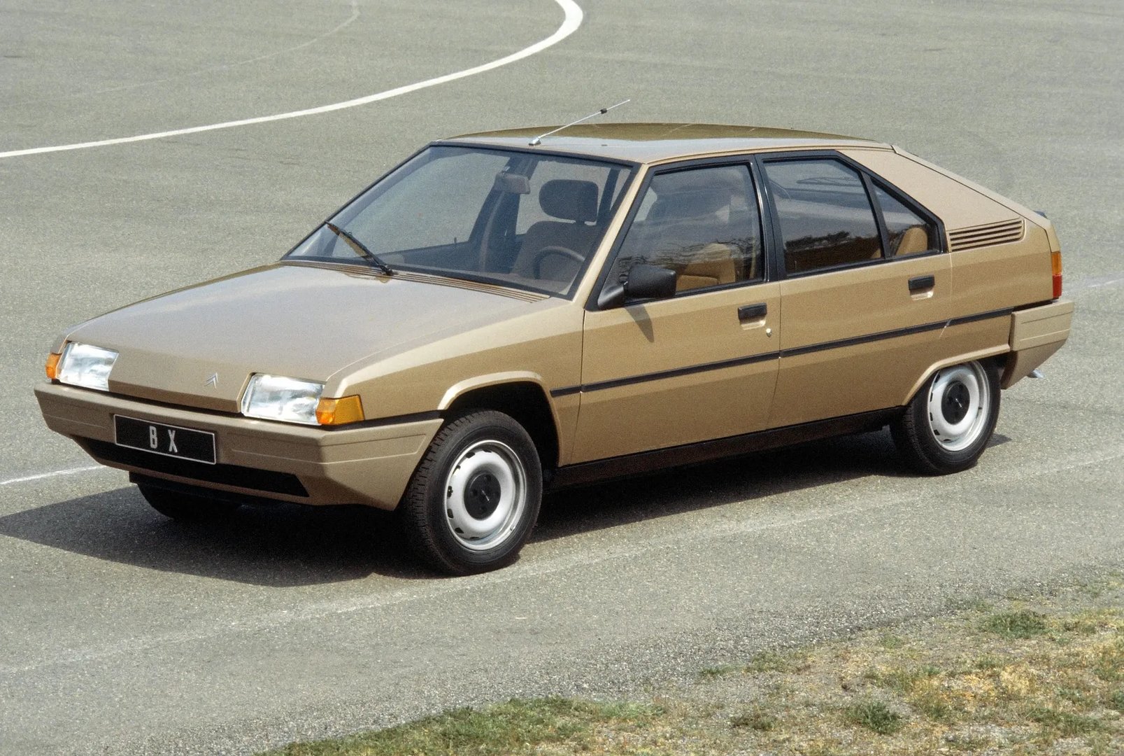 Citroen_BX_1_generation__Hatchback_5-door__10.jpg
