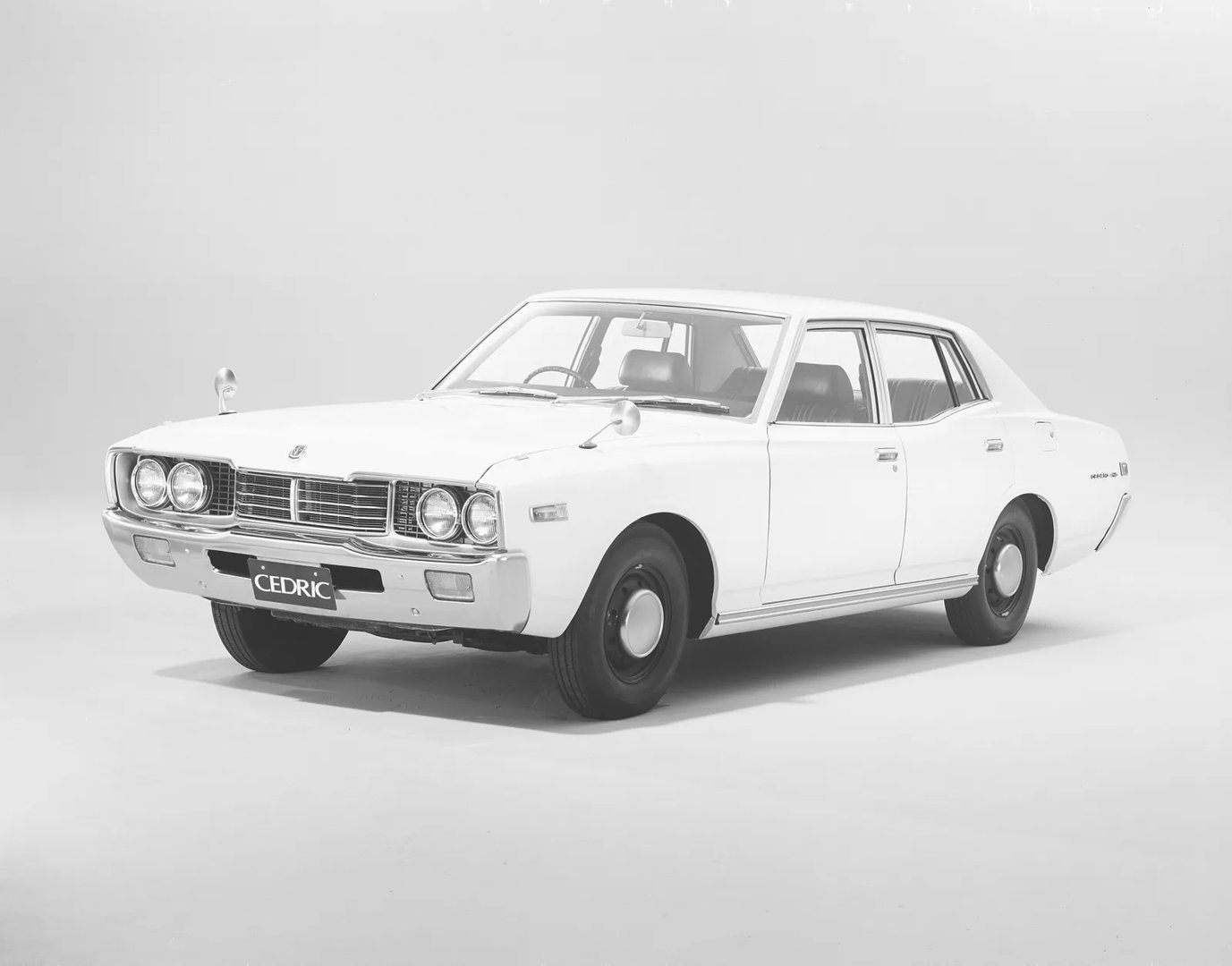 Nissan_Cedric_4_generation__Sedan__4.jpg