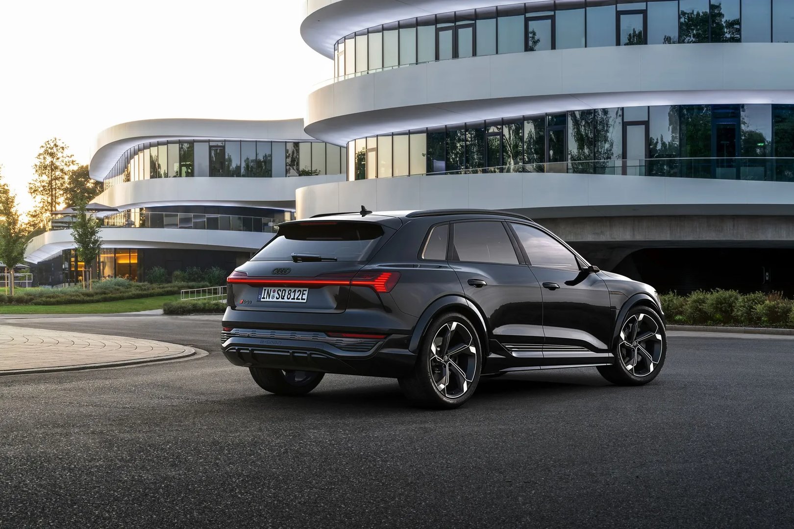 Audi_SQ8_e-tron_1_generation_restyling__SUV_5-doors__9.jpg