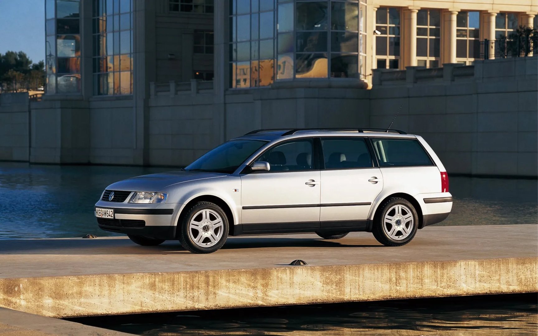 Volkswagen_Passat_5_generation__Estate_5-door__4.jpg