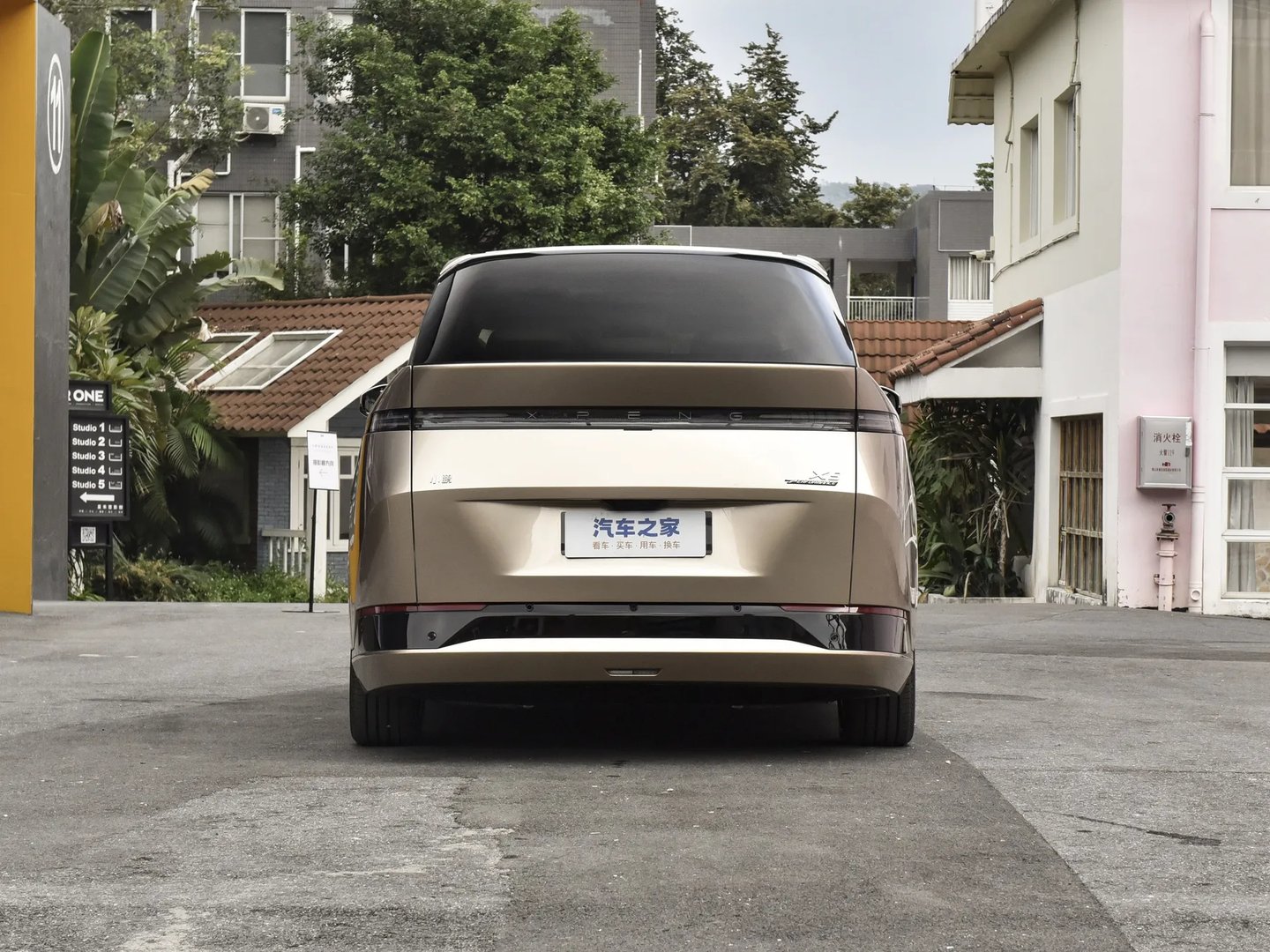 xpeng_X9_1_generation__Minivan__13.jpg