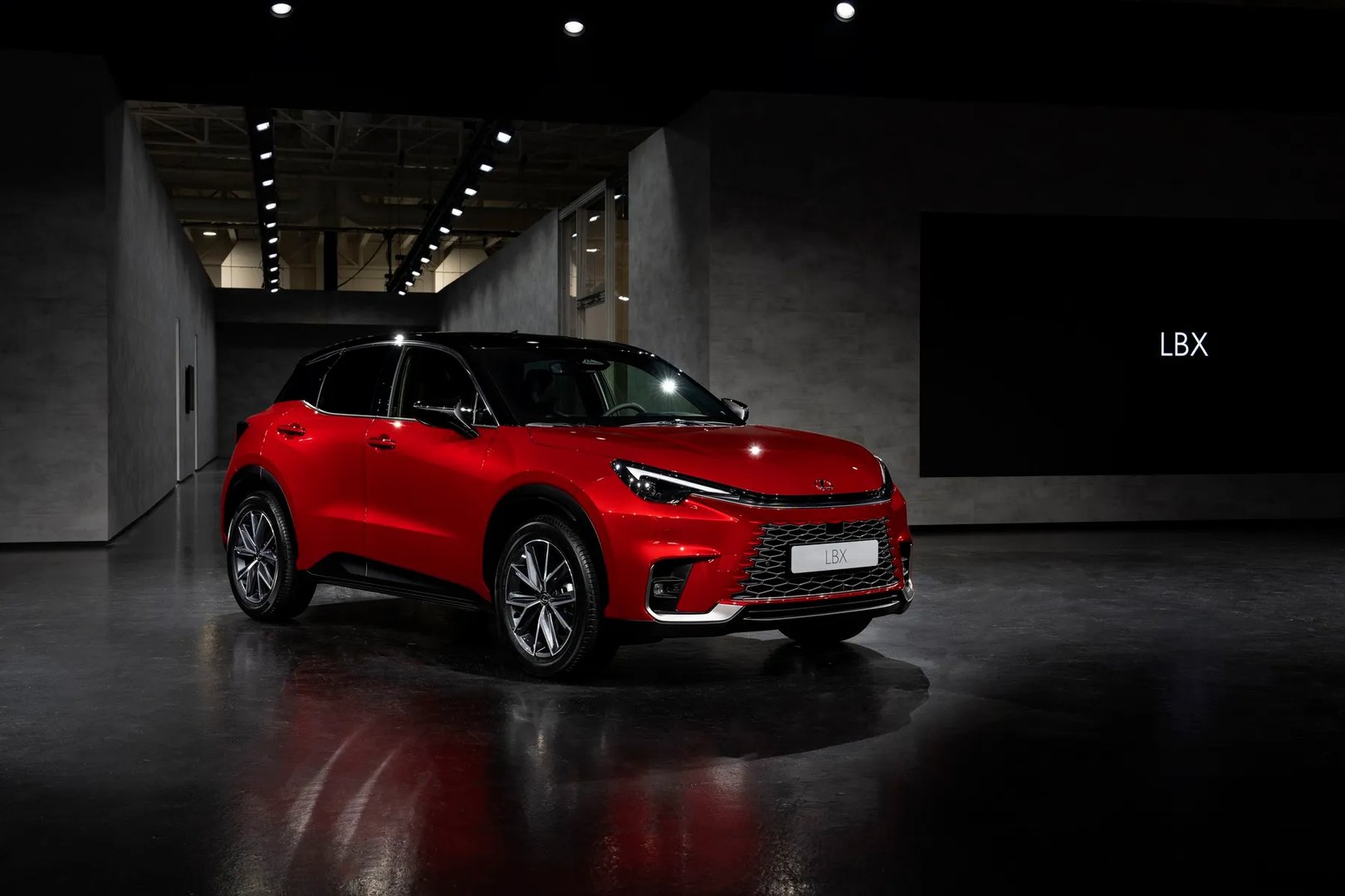 Lexus_LBX_1_generation__SUV_5-doors__12.jpg