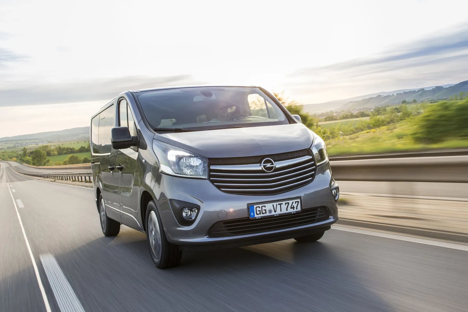 Opel_Vivaro_2_generation__Minivan__1.jpg