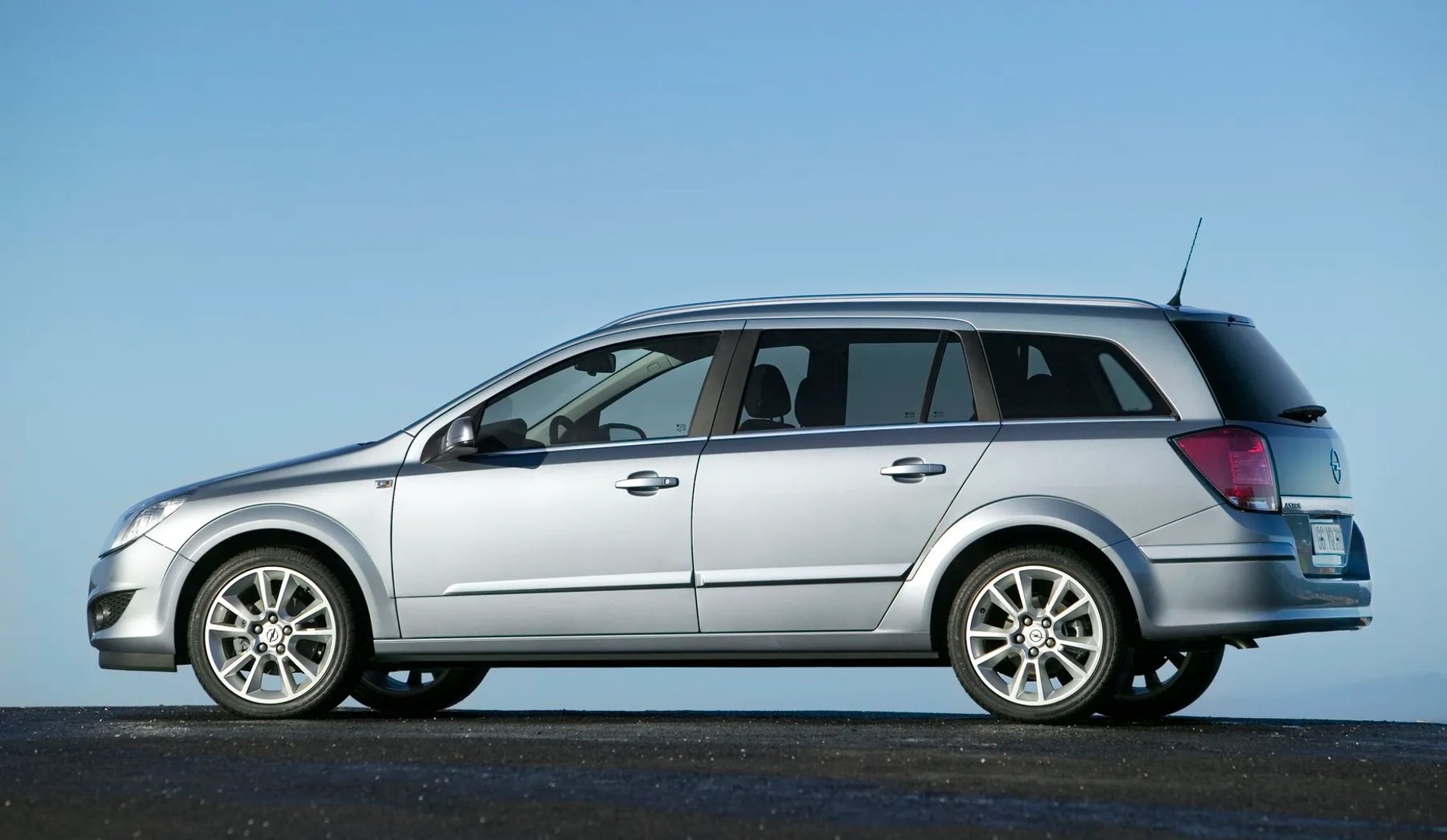 Opel_Astra_3_generation_restyling__Estate_5-door__3.jpg