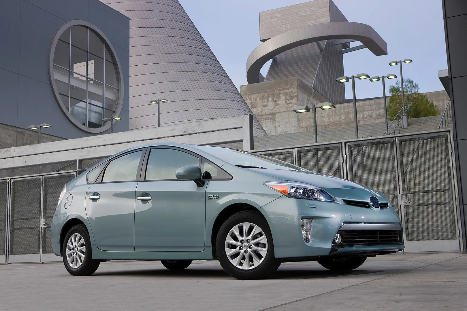Toyota_Prius_Plug-In_3_generation__Liftback__9.jpg