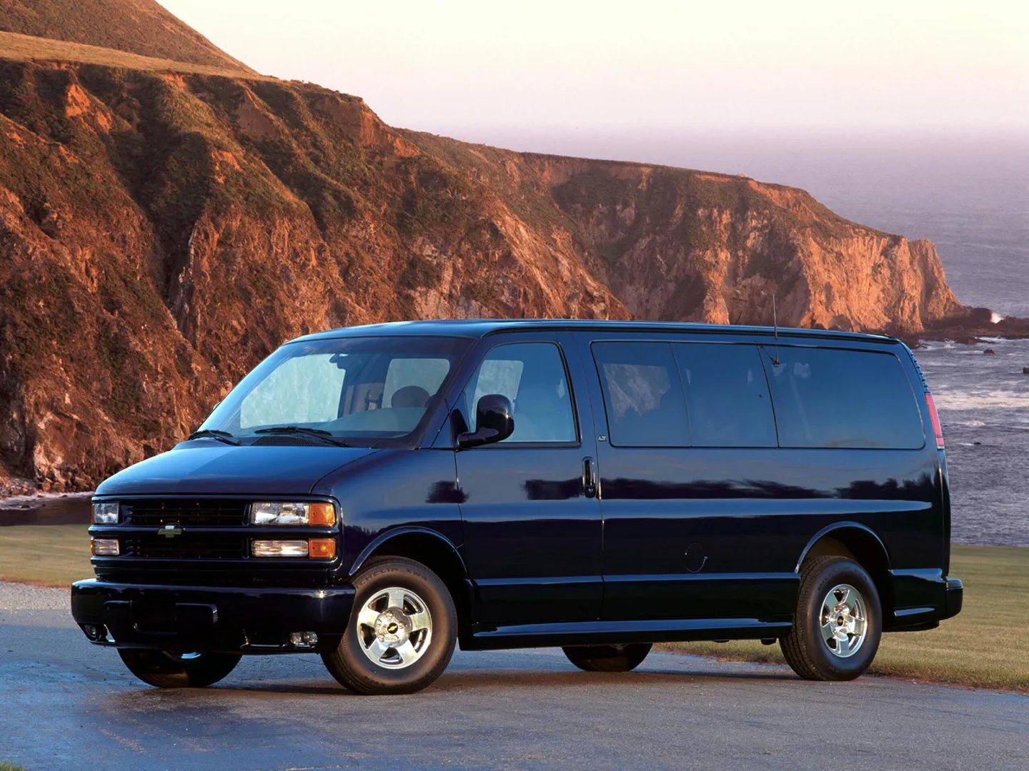 Chevrolet_Express_1_generation__Minivan__2.jpg