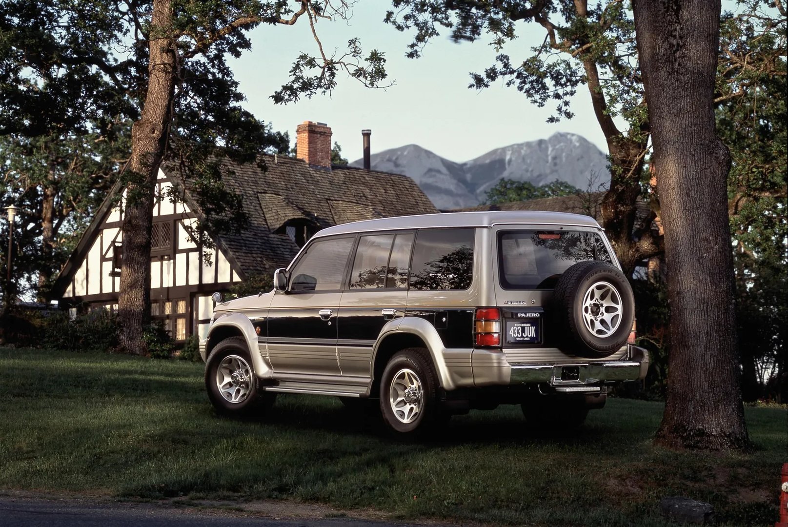 Mitsubishi_Pajero_2_generation__SUV_5-doors__7.jpg