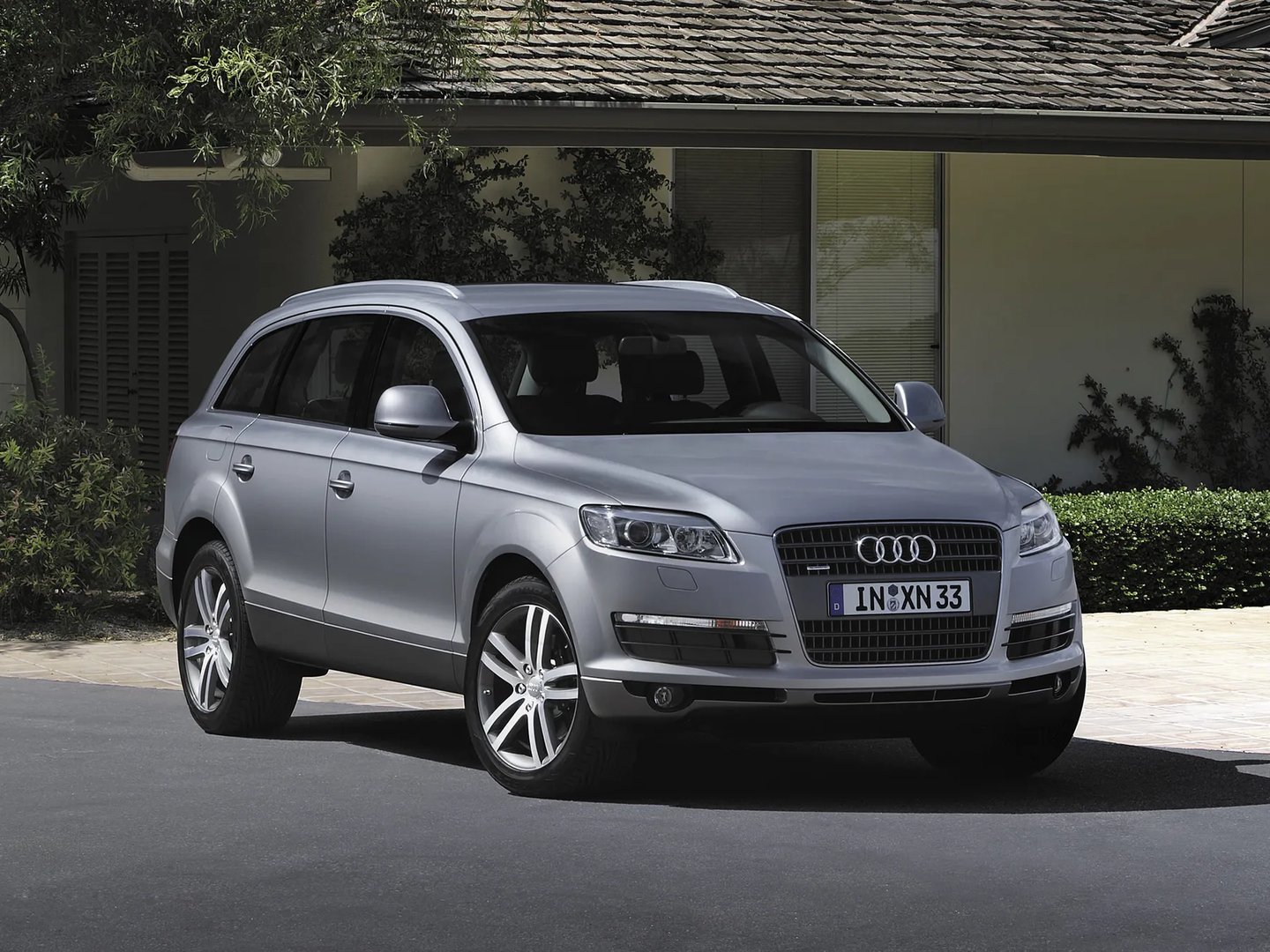 Audi_Q7_1_generation__SUV_5-doors__1.jpg