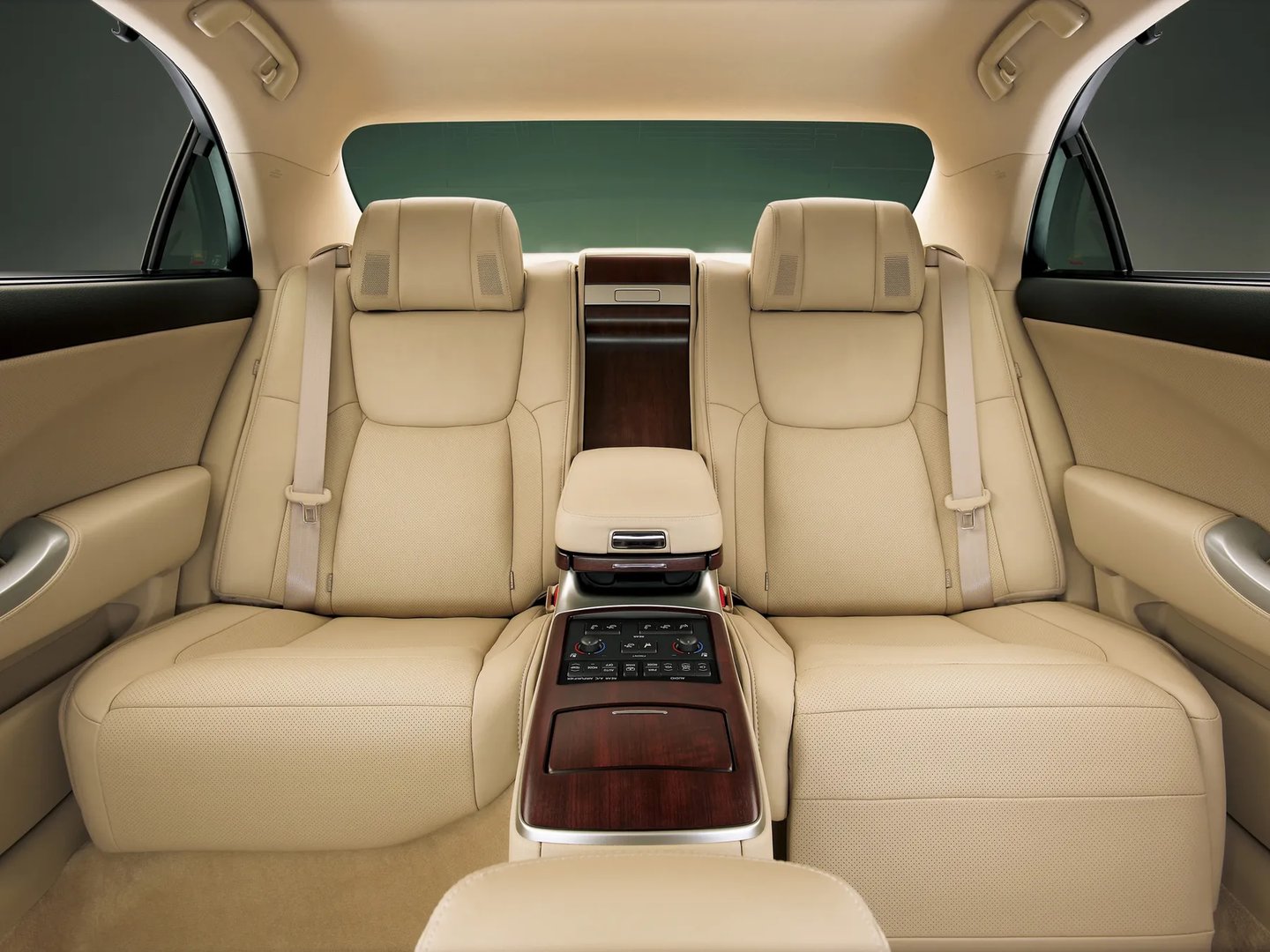 Toyota_Crown_Majesta_5_generation__Sedan__11.jpg