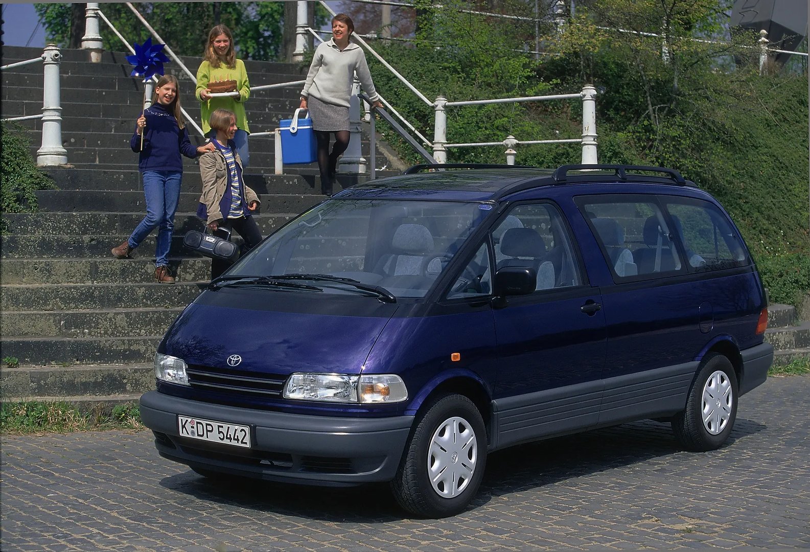 Toyota_Previa_1_generation__Minivan__1.jpg