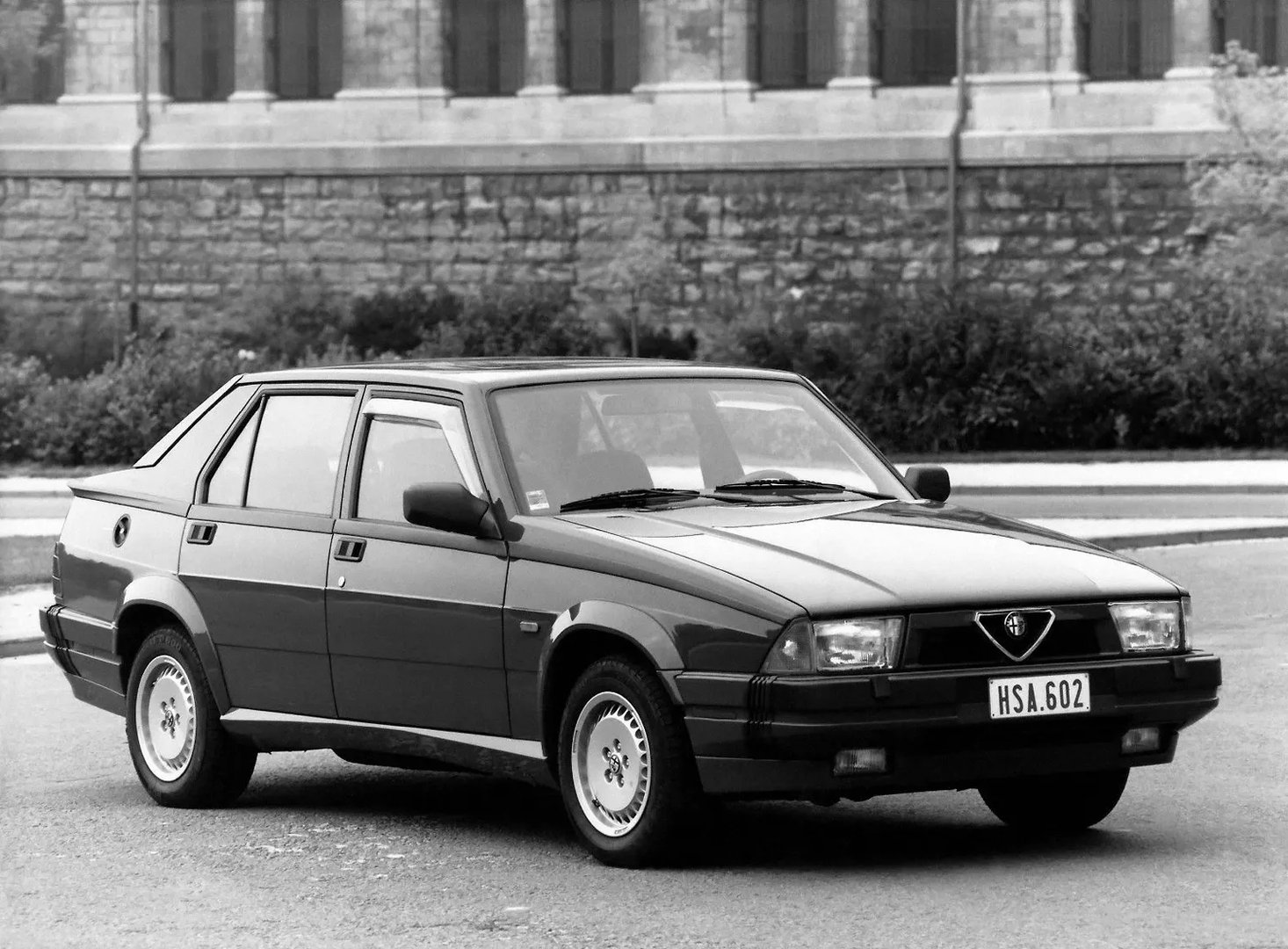 Alfa Romeo_75_1_generation_restyling__Sedan__6.jpg