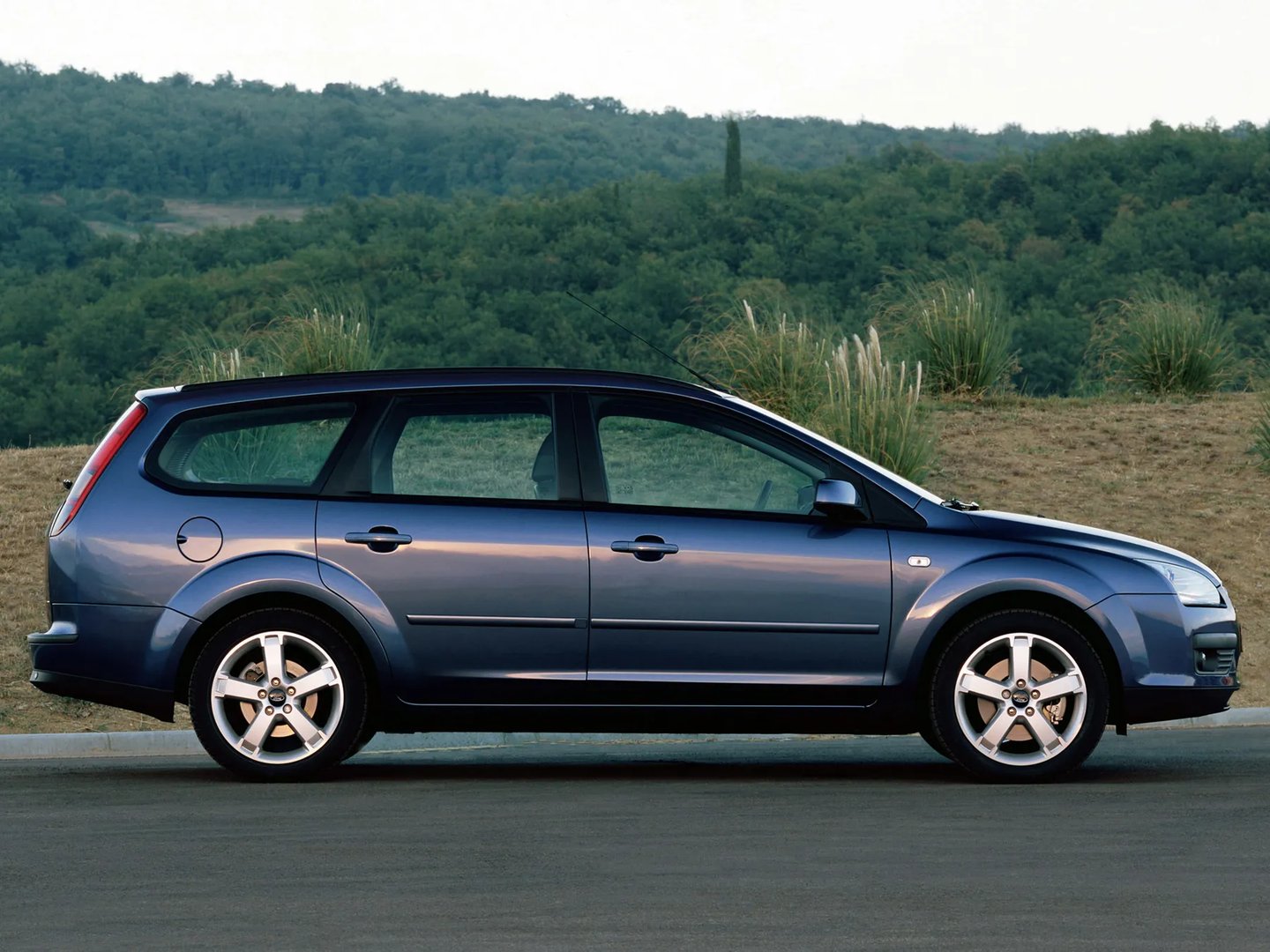 Ford_Focus_2_generation__Estate_5-door__7.jpg