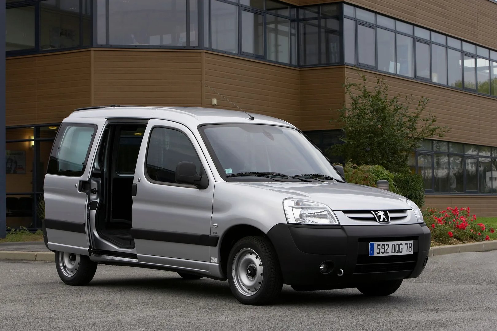 Peugeot_Partner_1_generation_restyling__Compact_Van__1.jpg