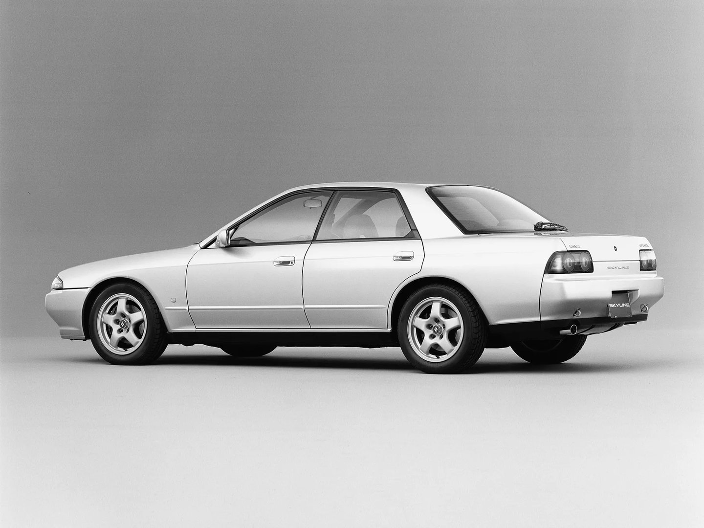 Nissan_Skyline_8_generation__Sedan__5.jpg
