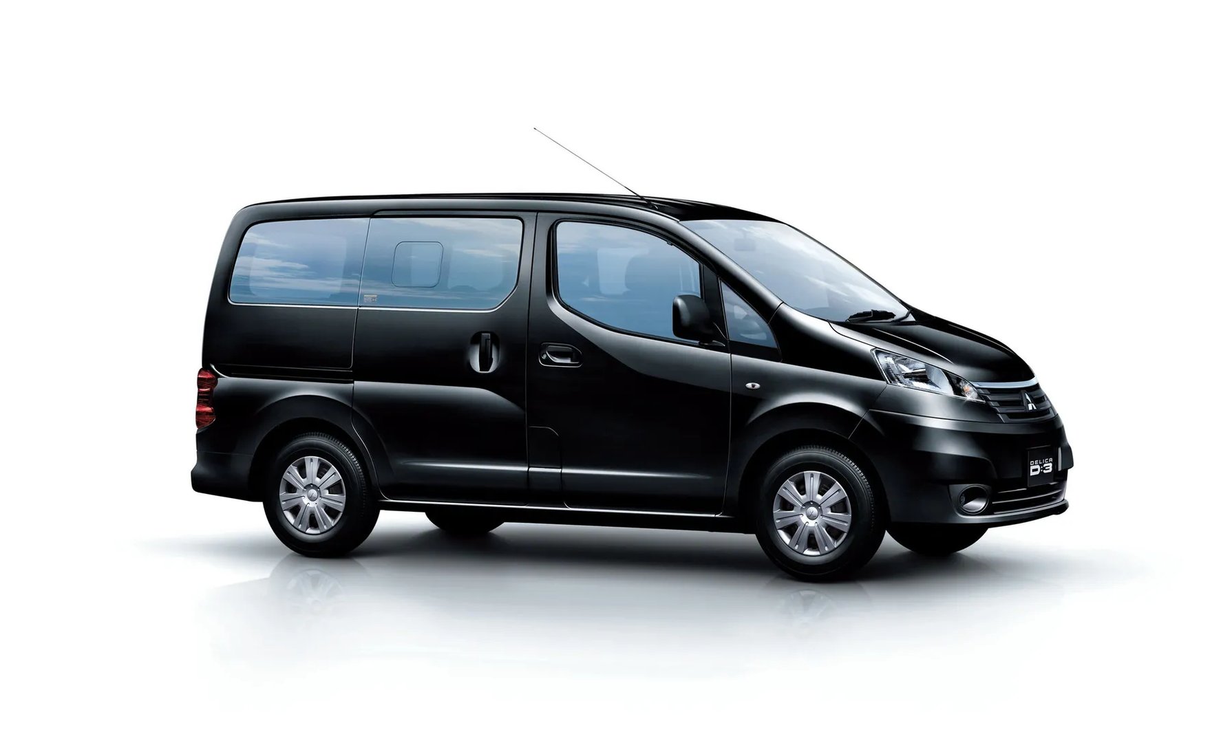 Mitsubishi_Delica_D:3_1_generation__Minivan__2.jpg