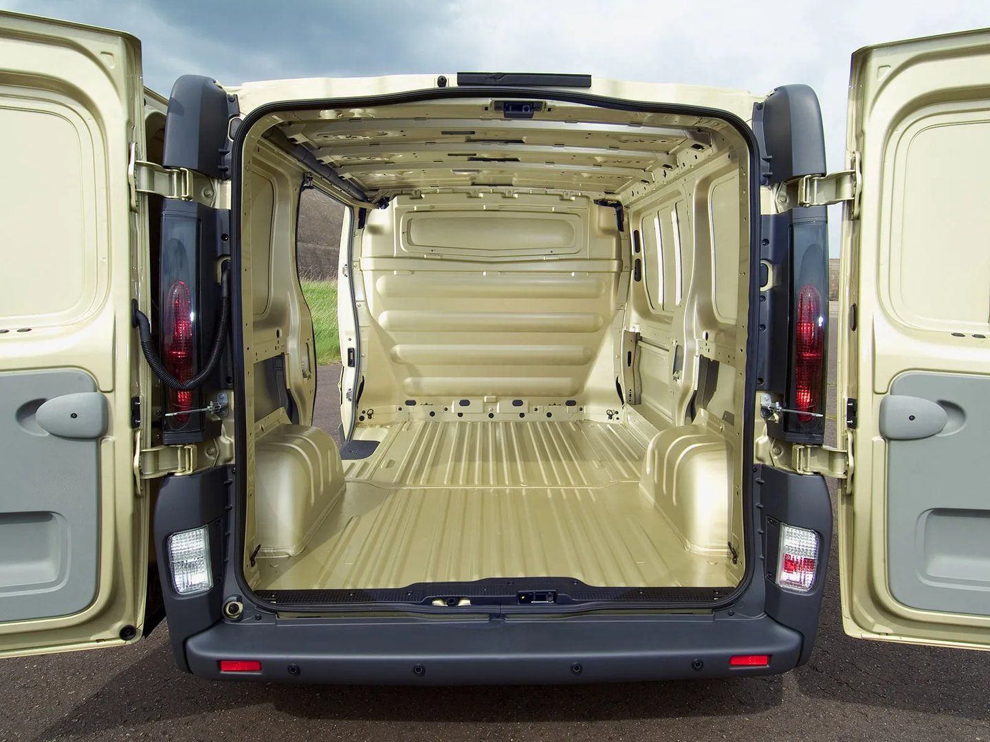 Nissan_Primastar_1_generation__Van__1.jpg