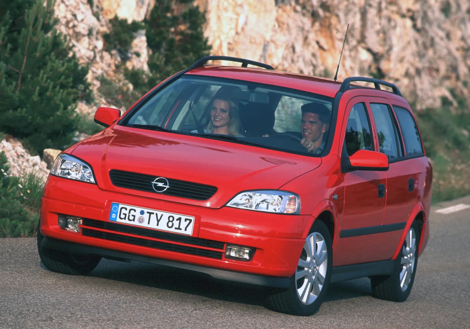 Opel_Astra_2_generation__Estate_5-door__4.jpg