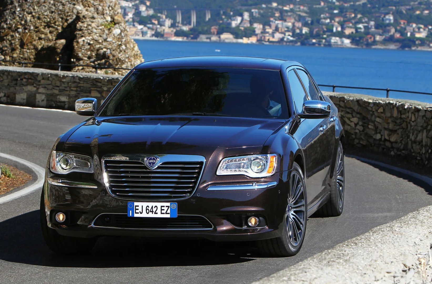 Lancia_Thema_2_generation__Sedan__11.jpg