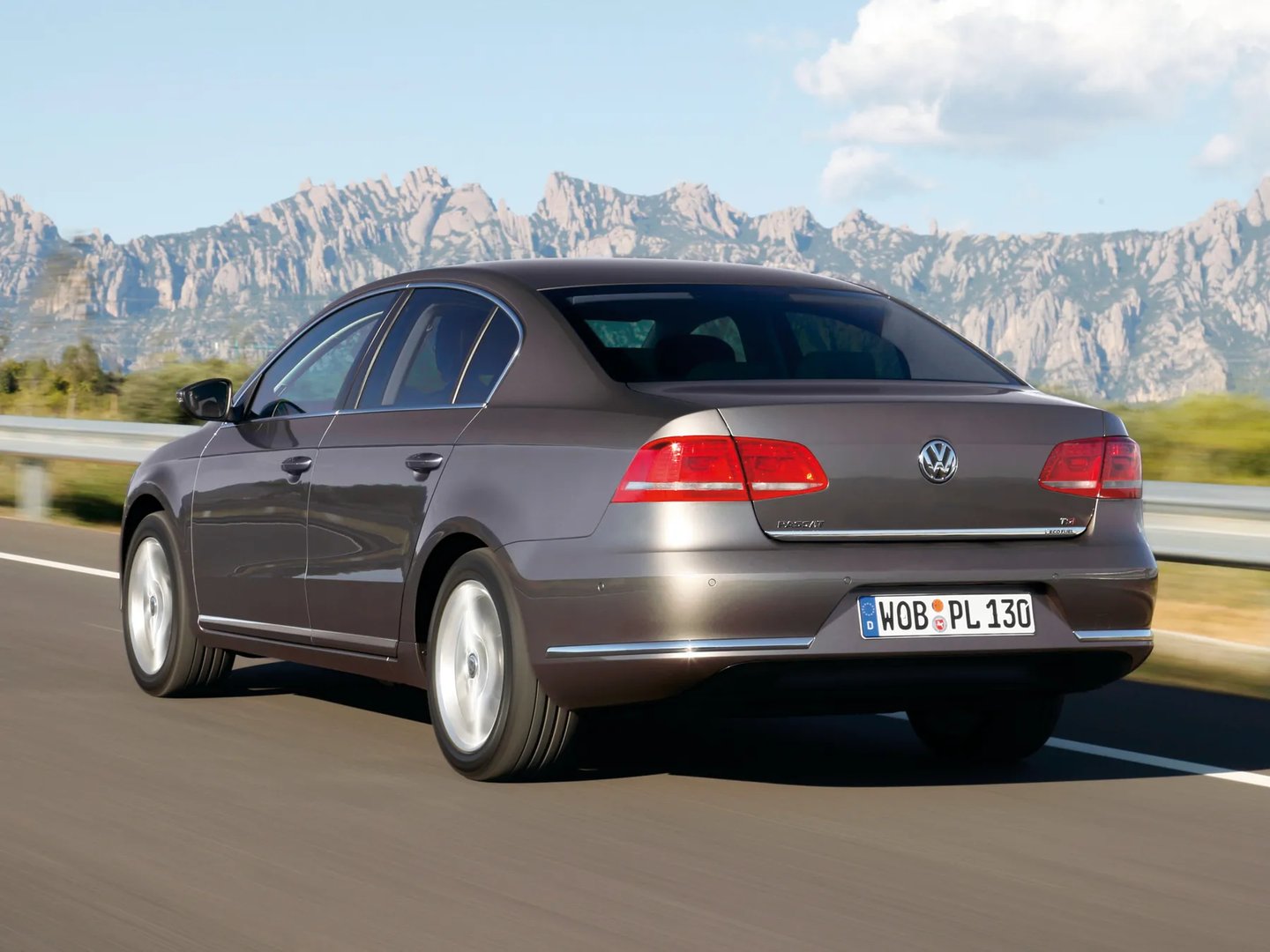 Volkswagen_Passat_7_generation__Sedan__1.jpg