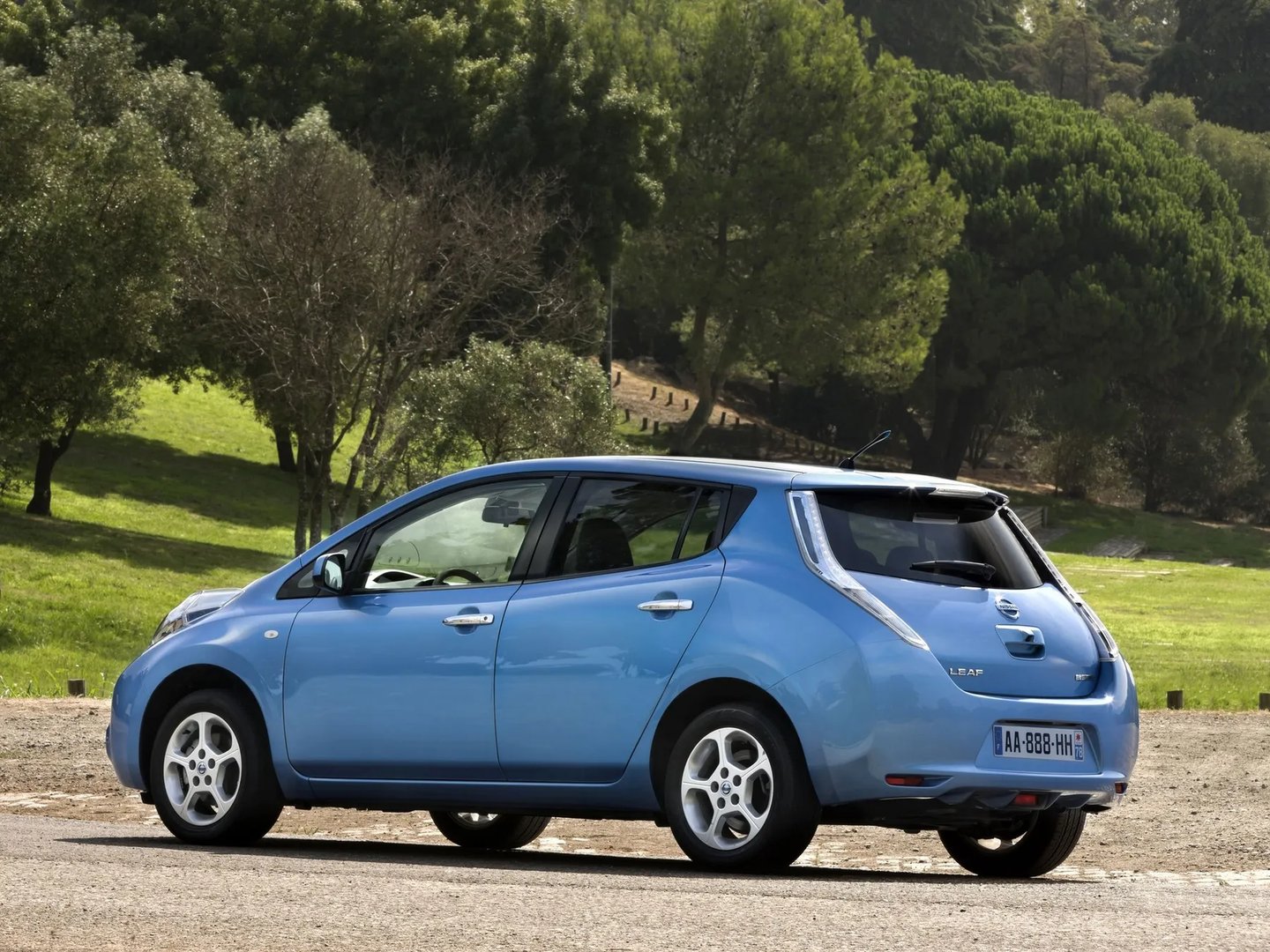 Nissan_Leaf_1_generation__Hatchback_5-door__12.jpg
