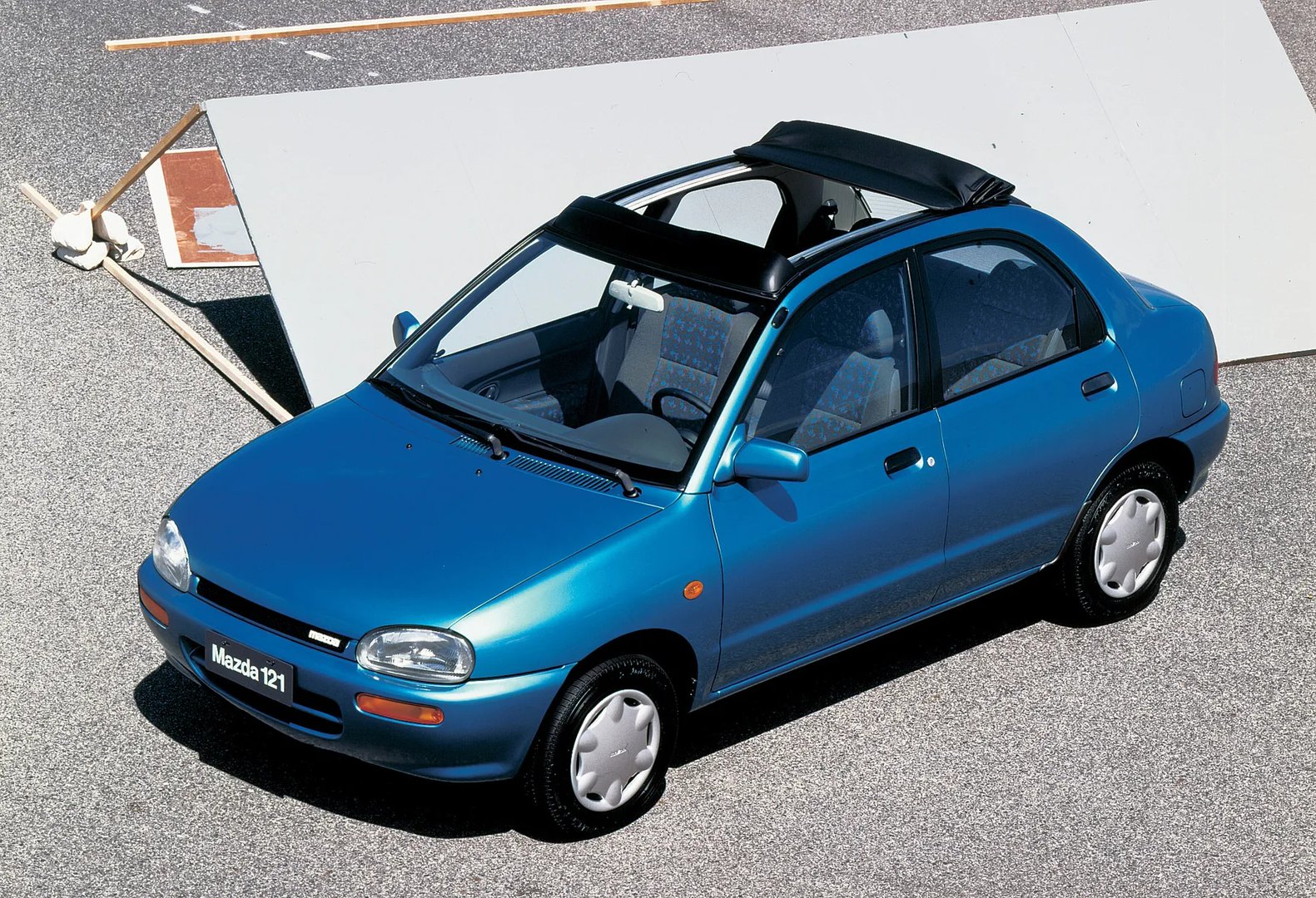 Mazda_121_2_generation__Sedan__2.jpg