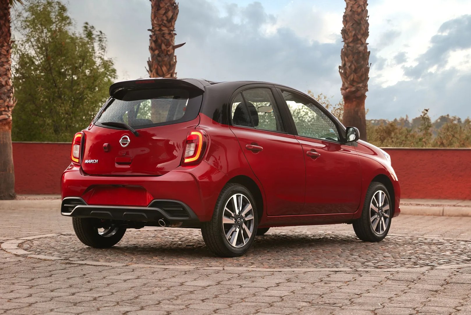 Nissan_March_5_generation__Mini_5-doors__2.jpg