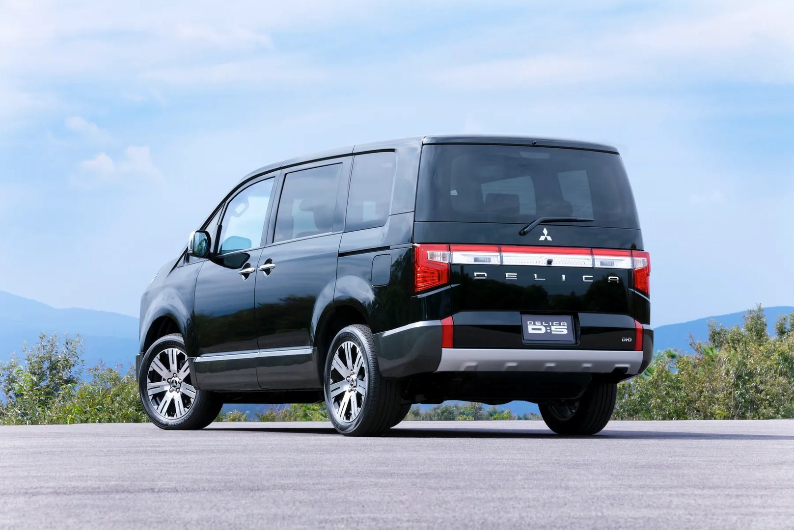 Mitsubishi_Delica_5_generation_restyling__Minivan__3.jpg