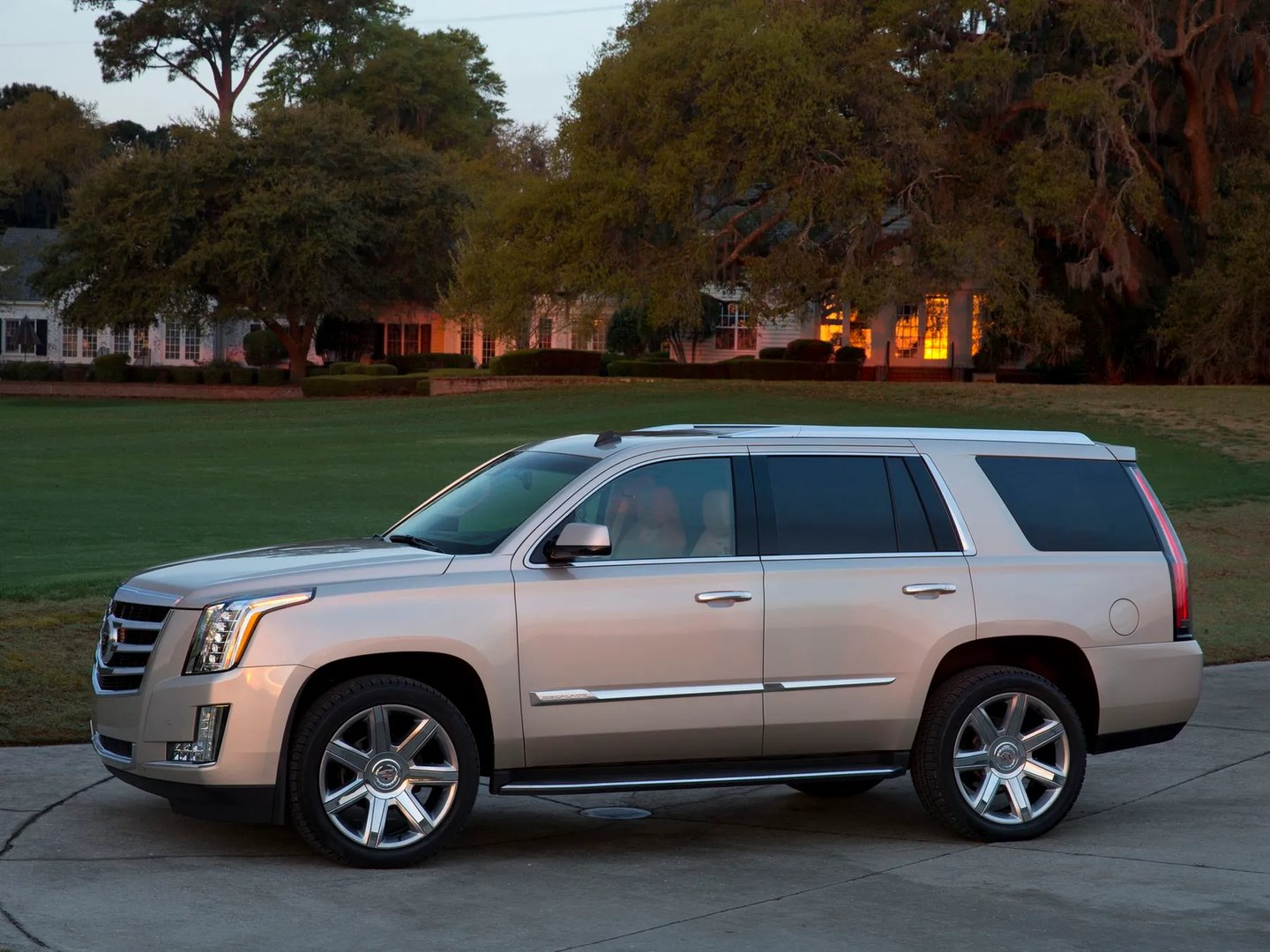Cadillac_Escalade_4_generation__SUV_5-doors__12.jpg