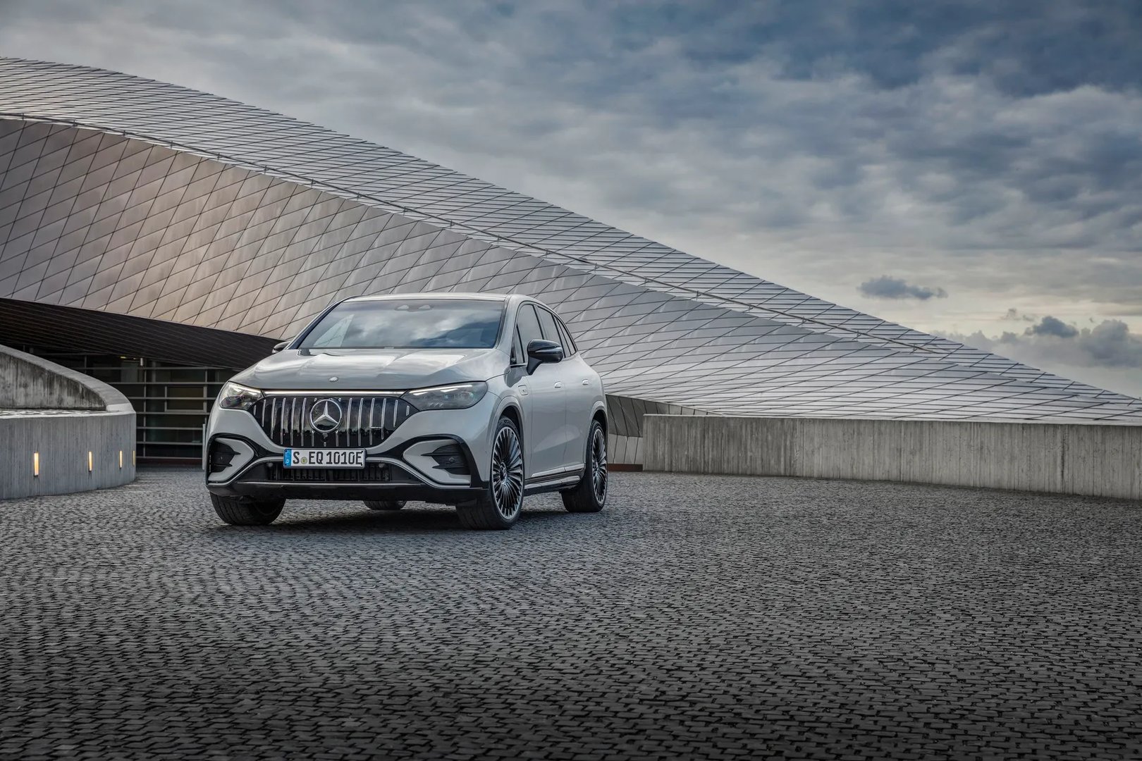 Mercedes_EQE_SUV_AMG_1_generation__SUV_5-doors__8.jpg