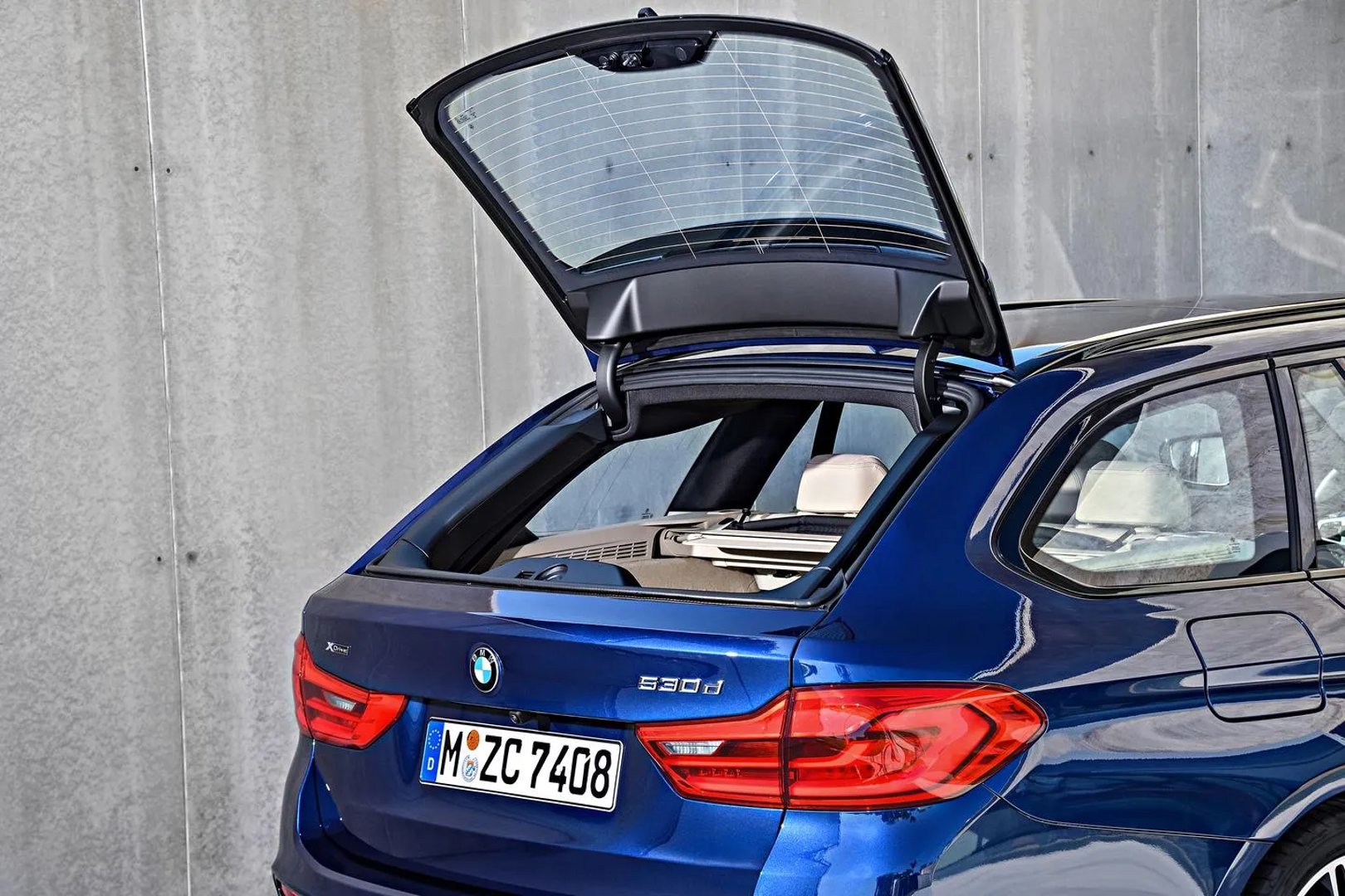 BMW_5_series_7_generation__Estate_5-door__4.jpg