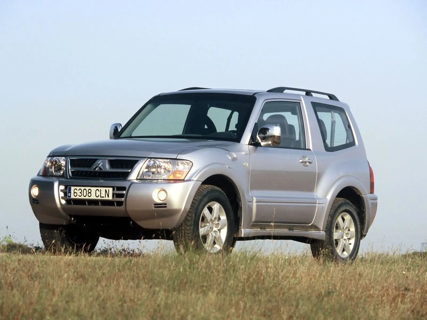 Mitsubishi_Montero_3_generation__SUV_3-doors__1.jpg