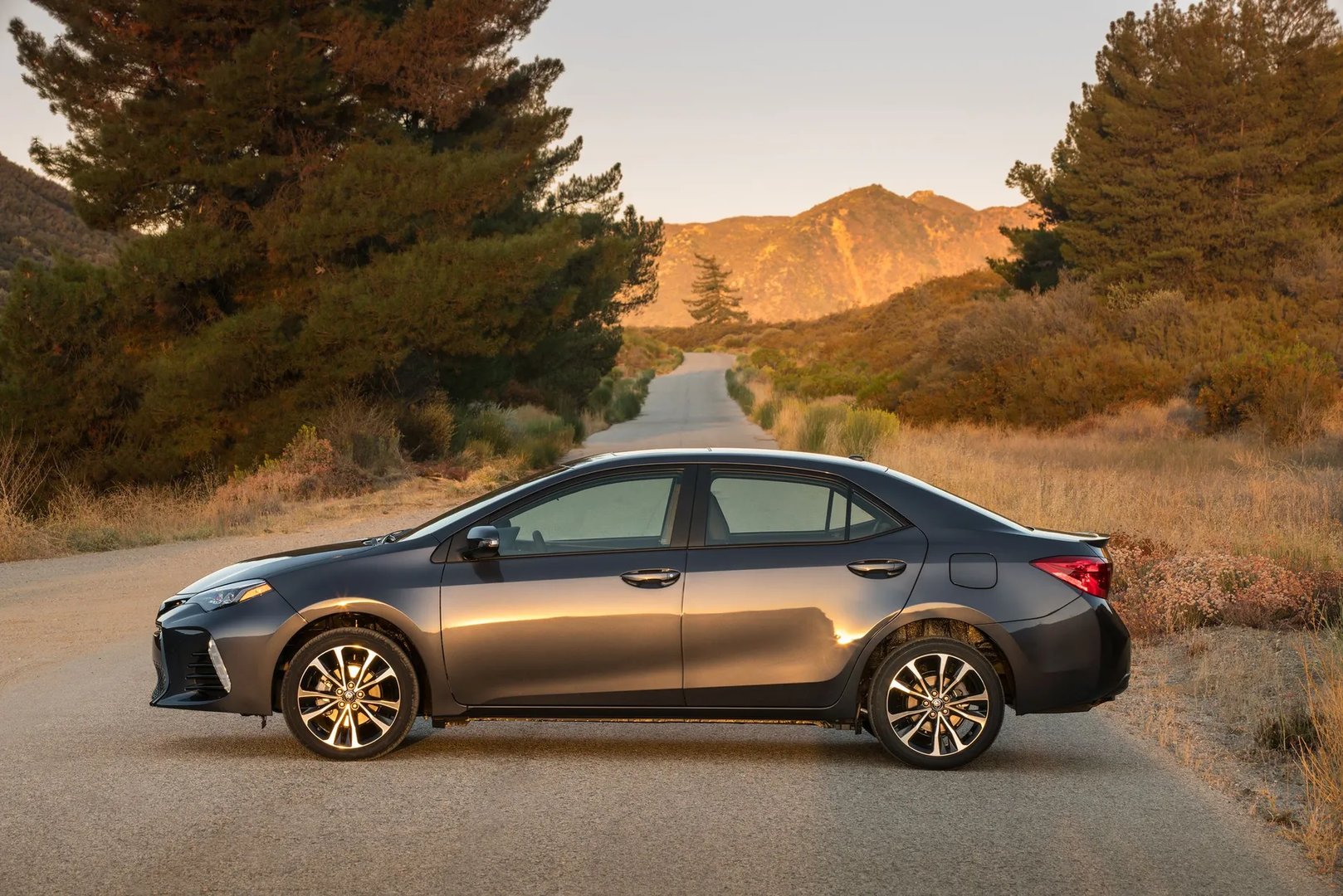 Toyota_Corolla_11_generation_restyling__Sedan__13.jpg