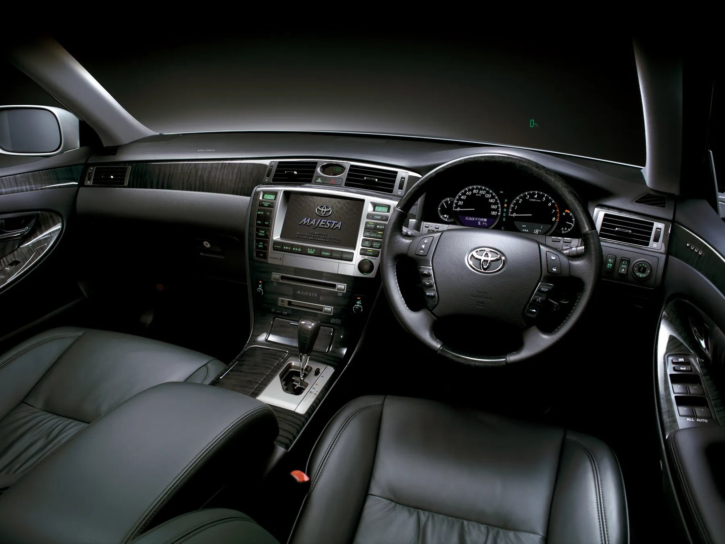 Toyota_Crown_Majesta_4_generation__Sedan__10.jpg