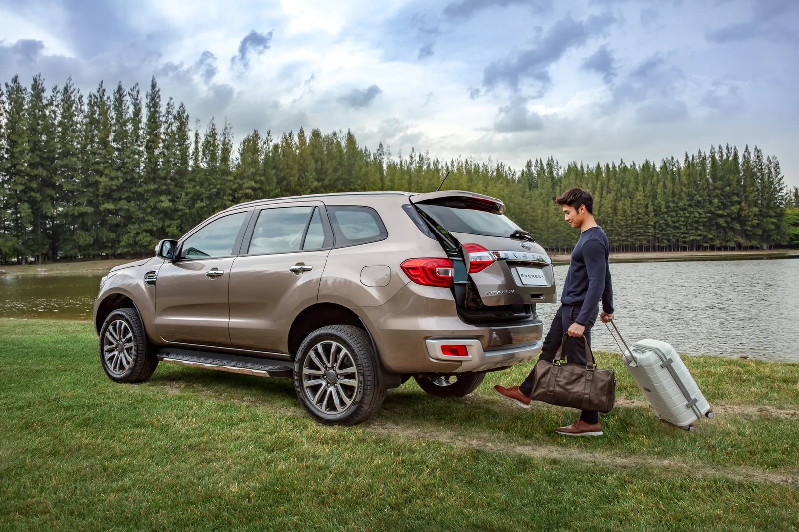 Ford_Everest_2_generation__SUV_5-doors__6.jpg