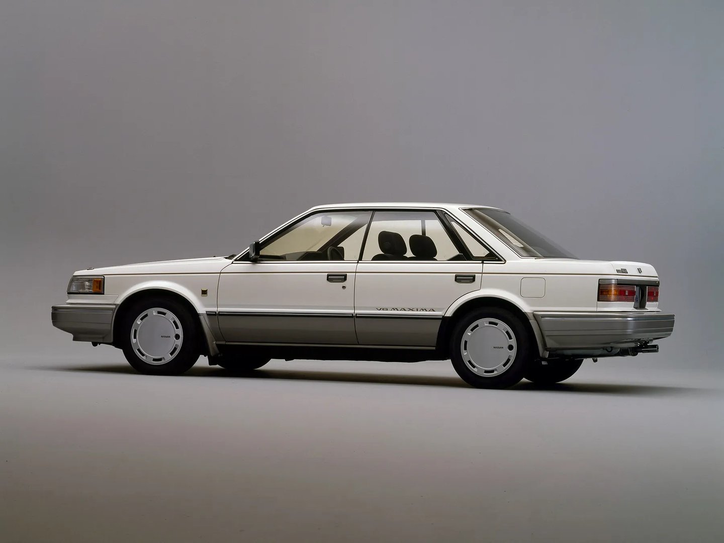 Nissan_Bluebird_Maxima_2_generation_restyling__Sedan_Hardtop__2.jpg
