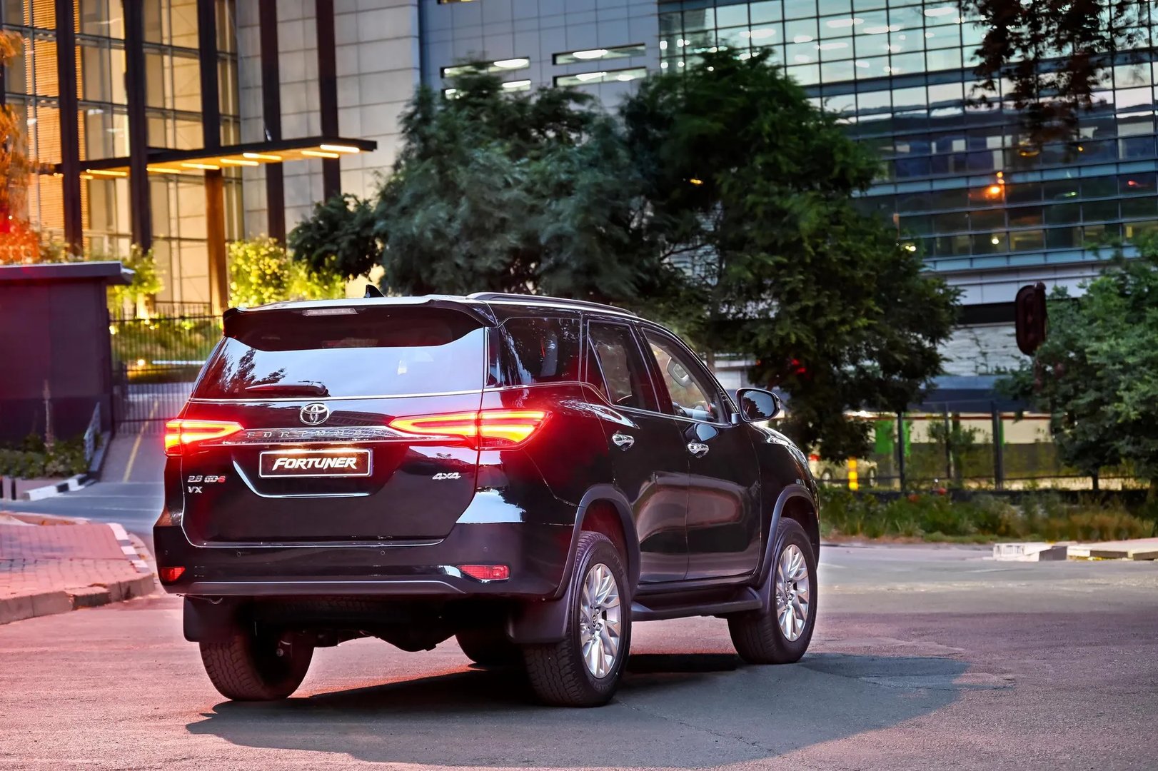 Toyota_Fortuner_2_generation_restyling__SUV_5-doors__8.jpg