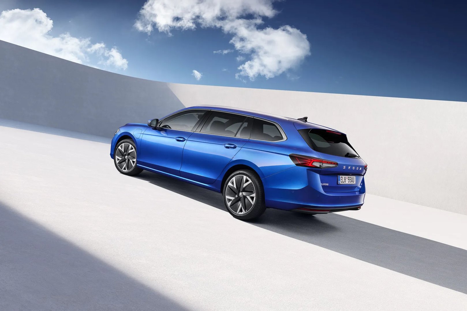 Skoda_Superb_4_generation__Estate__2.jpg