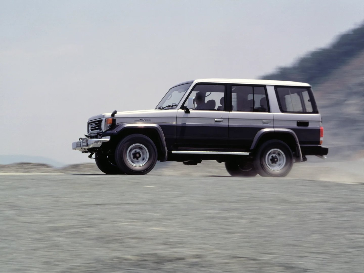 Toyota_LC_8_generation__SUV_5-doors__3.jpg