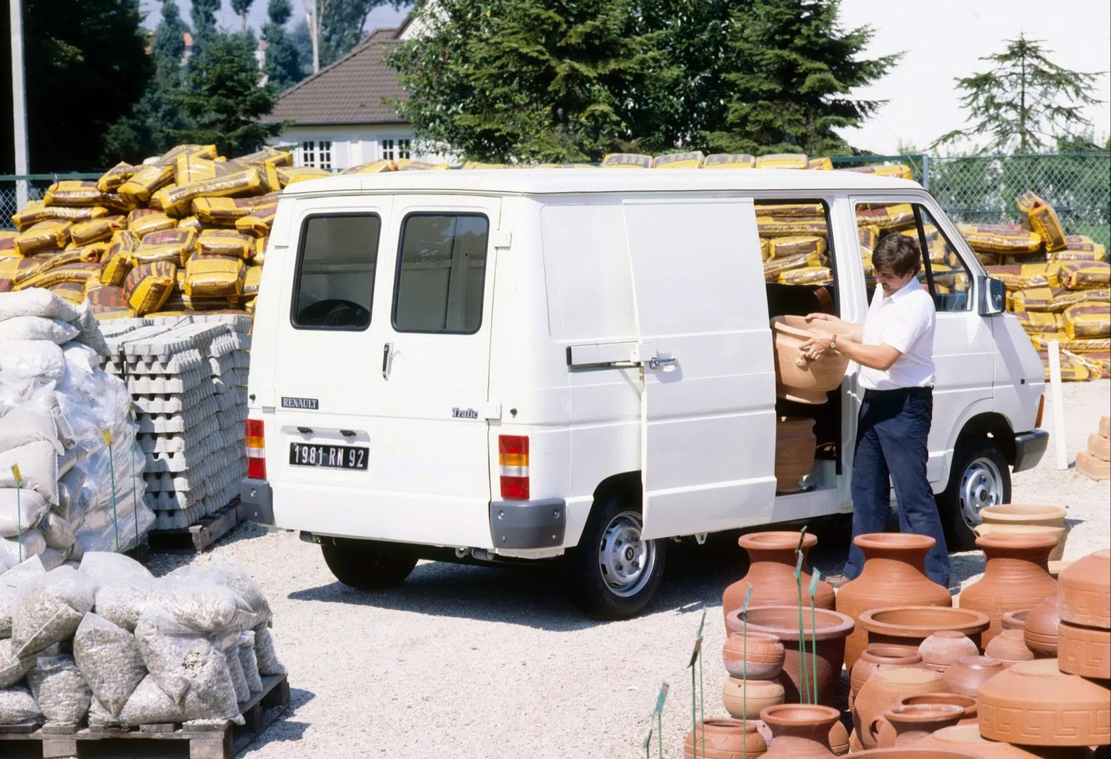 Renault_Trafic_1_generation__Van__4.jpg