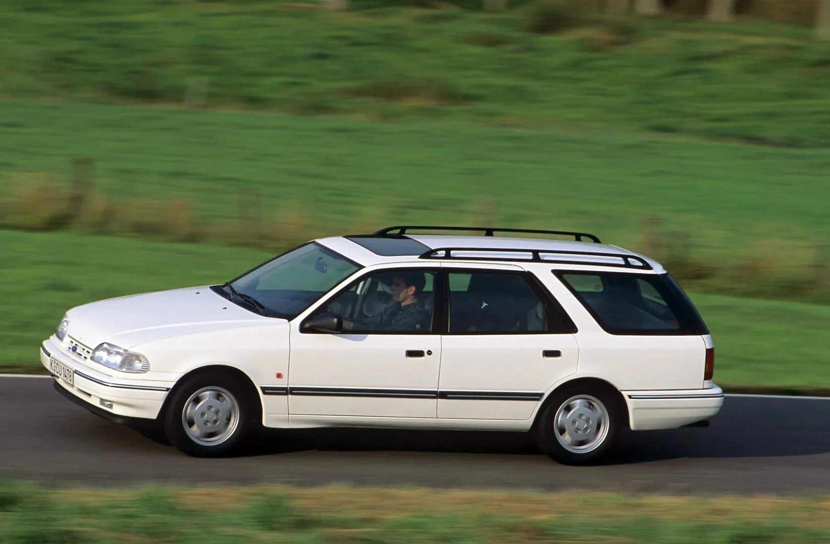 Ford_Scorpio_1_generation__Estate_5-door__1.jpg