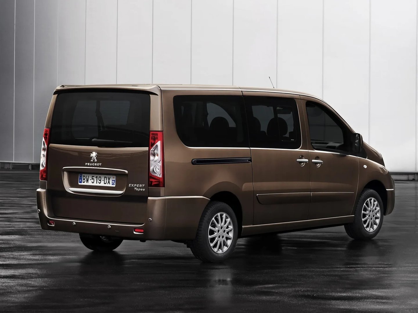 Peugeot_Expert_2_generation_restyling__Minivan__2.jpg