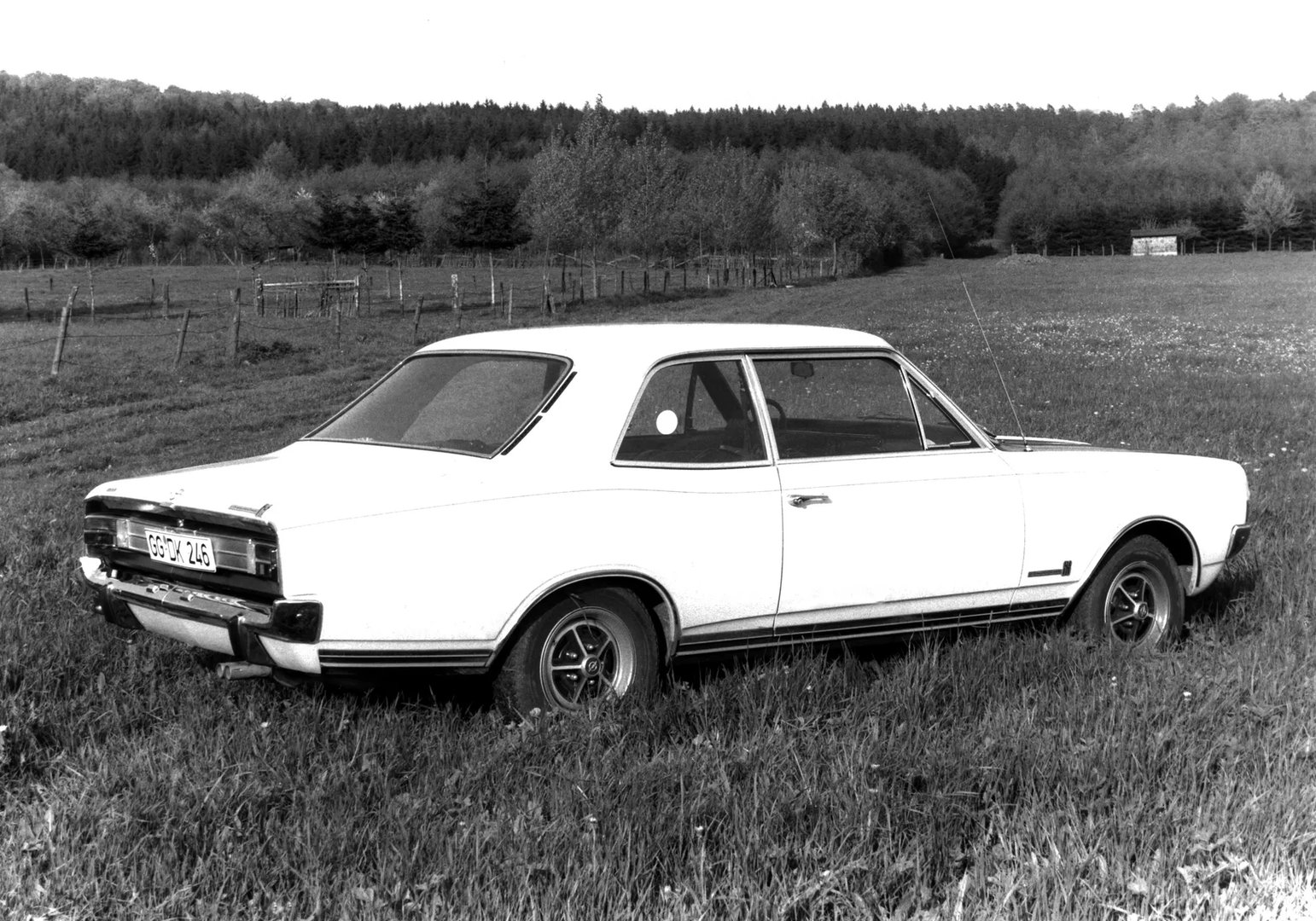 Opel_Commodore_1_generation__Sedan_2-doors__6.jpg