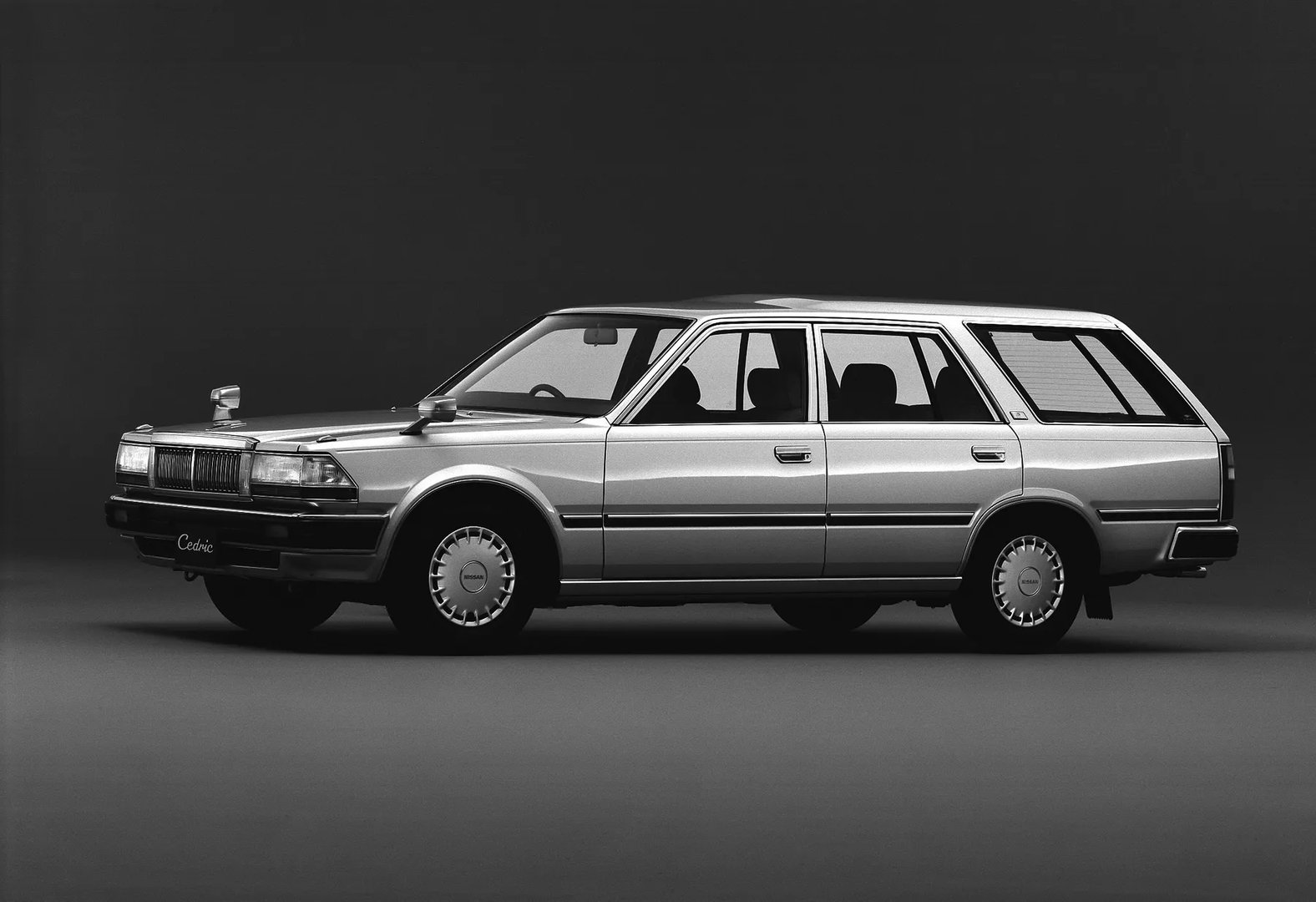 Nissan_Cedric_6_generation__Estate_5-door__1.jpg