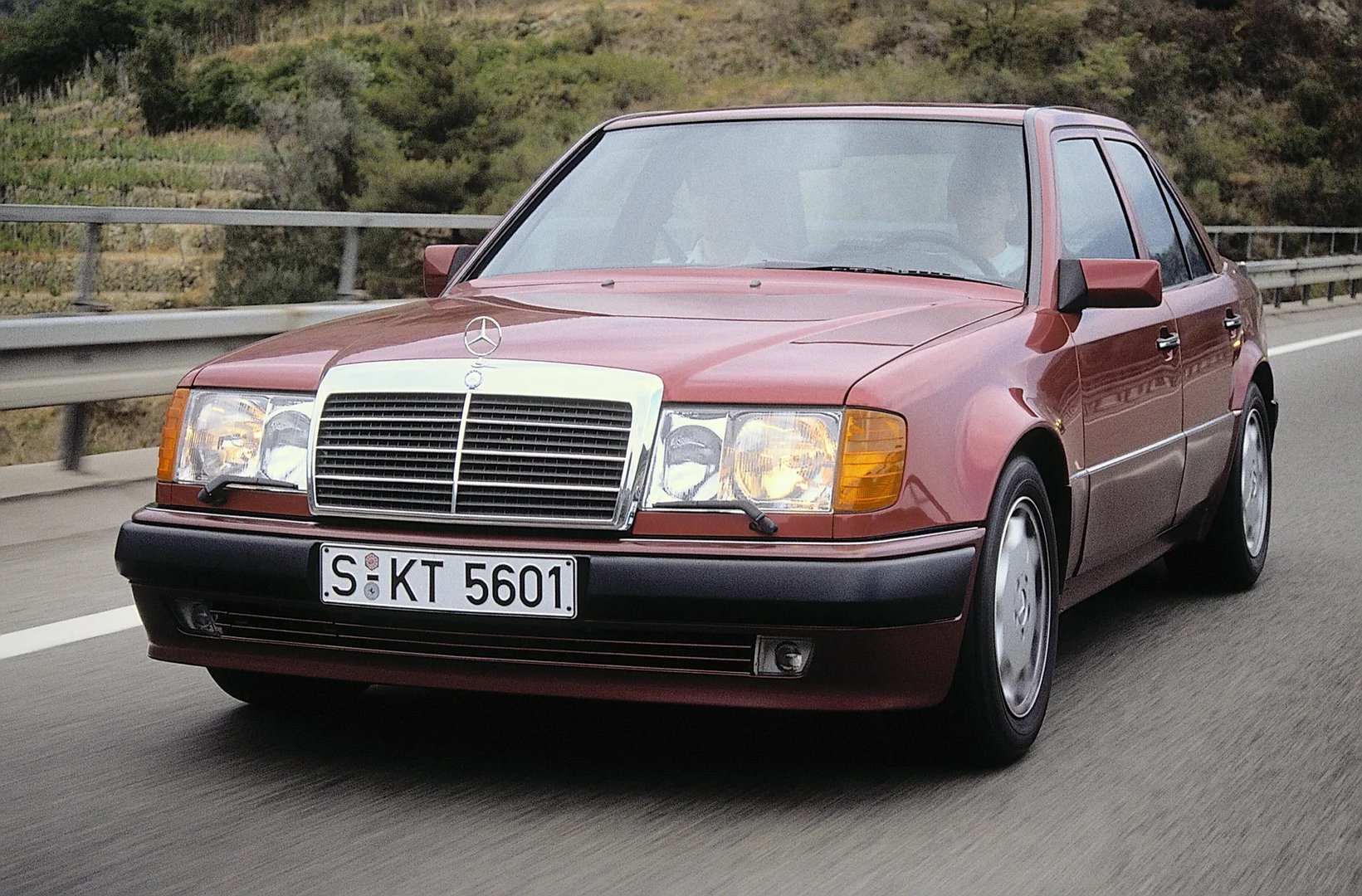 Mercedes_E-Class_1_generation__Sedan__12.jpg
