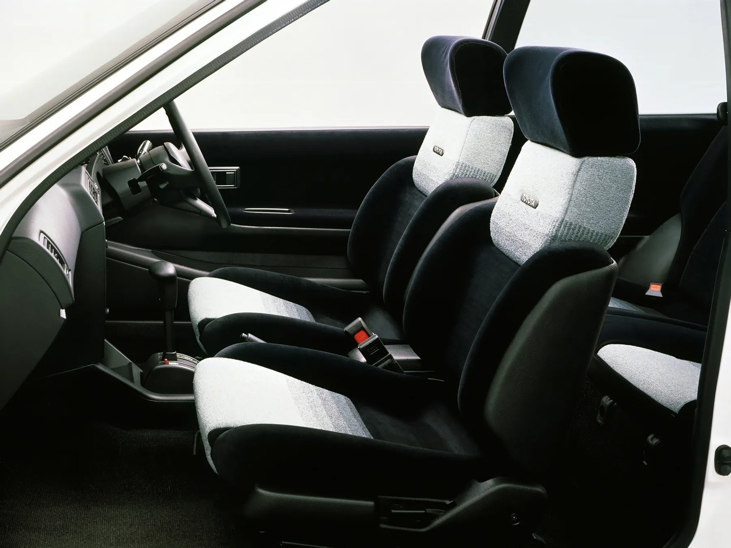 Toyota_Corolla_II_2_generation__Hatchback_3-door__3.jpg