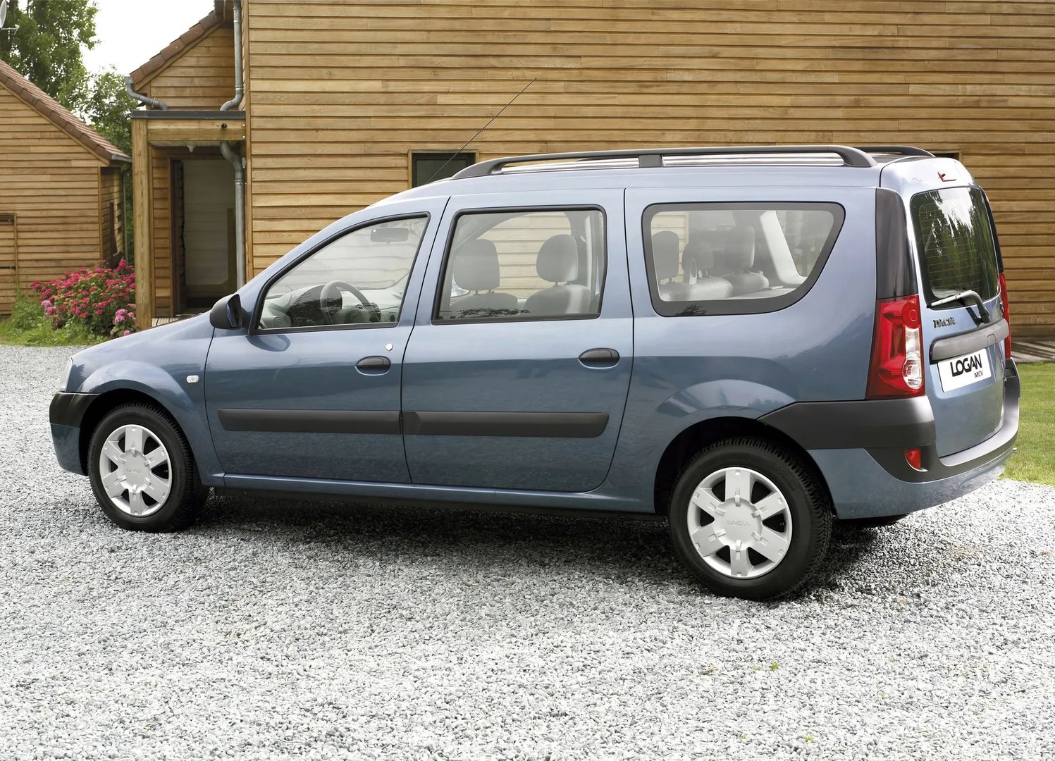 Dacia_Logan_MCV_1_generation__Estate__13.jpg