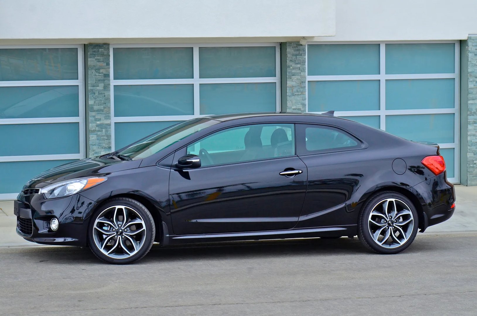 Kia_Forte_2_generation__Coupe__8.jpg
