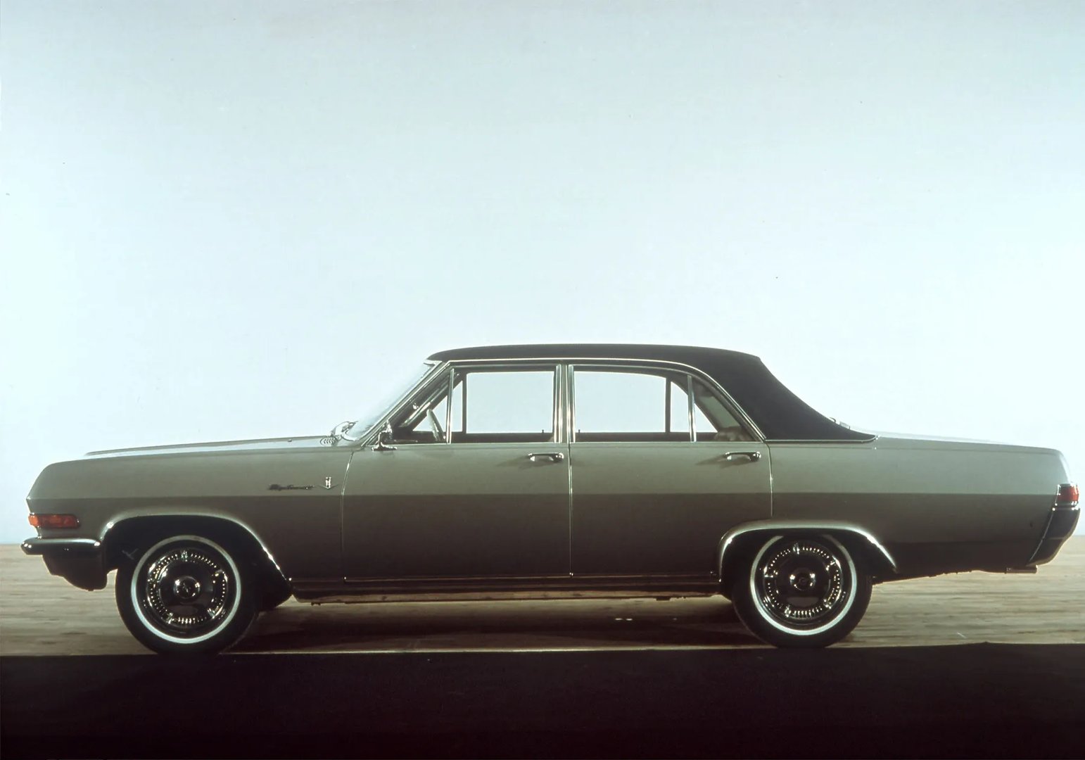 Opel_Diplomat_1_generation__Sedan__3.jpg