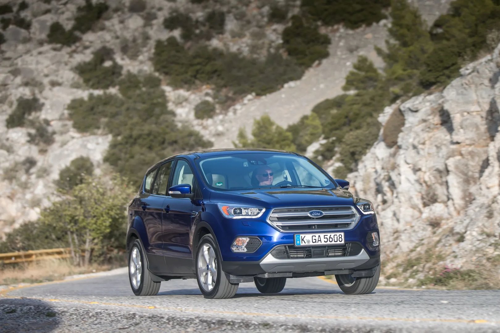 Ford_Kuga_2_generation_restyling__SUV_5-doors__1.jpg